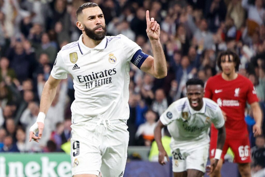 Real Madrid vence o Liverpool e avança na Champions League - Benzema marca e comemora o gol do Real Madrid, com Vini Jr ao fundo