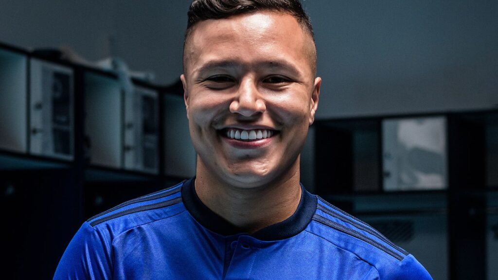 Cruzeiro anuncia Marlon: Lateral esquerdo Marlon, posando com camisa do Cruzeiro no vestiário