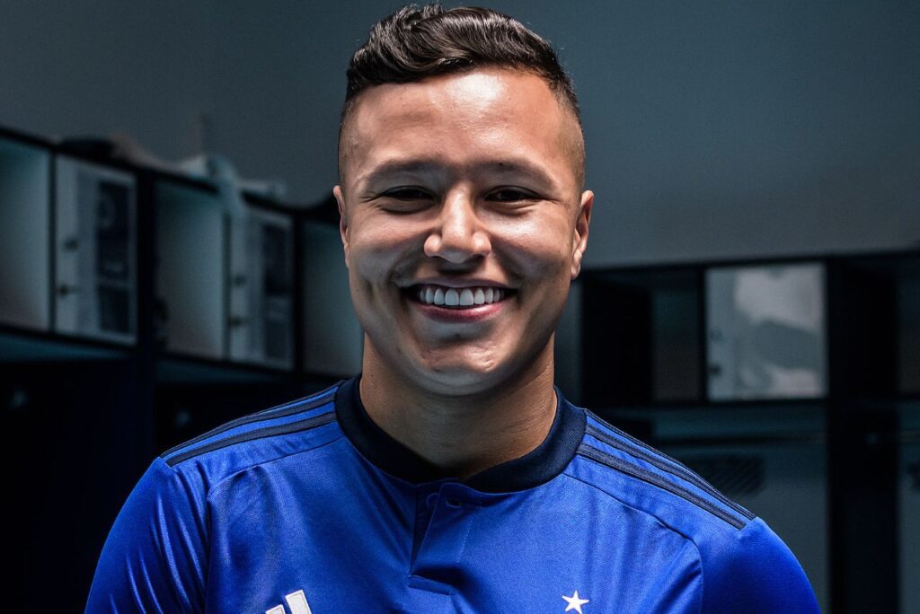 Cruzeiro anuncia Marlon: Lateral esquerdo Marlon, posando com camisa do Cruzeiro no vestiário