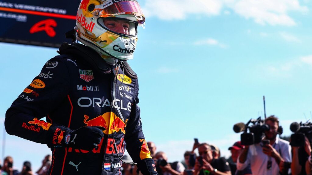 Verstappen atrasa viagem à Arábia Saudita: Max Verstappen com capacete e macacão da Red bull Racing em Zandvoort, no GP dos Países Baicos 2022