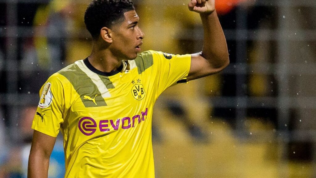 Meia Jude Bellingham, comemora gol pelo Borussia Dortmund