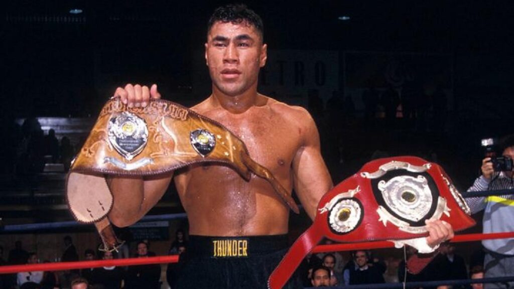 James Thunder nocauteou seu adversário, Crawford Grimsley, em apenas 1,5 segundo. E está entre os nocautes mais rápidos do boxe