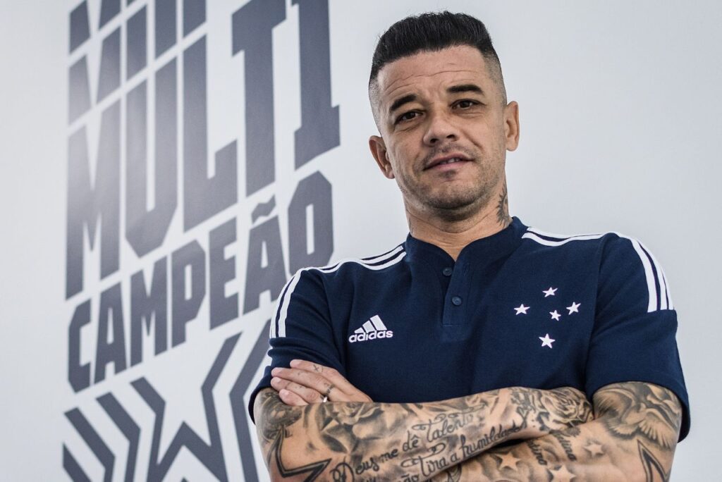 D'Alessandro chega ao Cruzeiro: Andrés D'Alessandro posa com camisa da comissão técnica do Cruzeiro