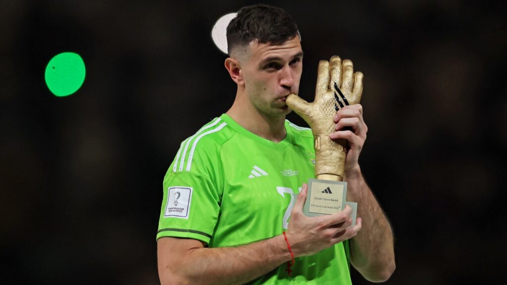 Emiliano Martínez beija o troféu da luva de ouro da Copa do Mundo de 2022, no Catar