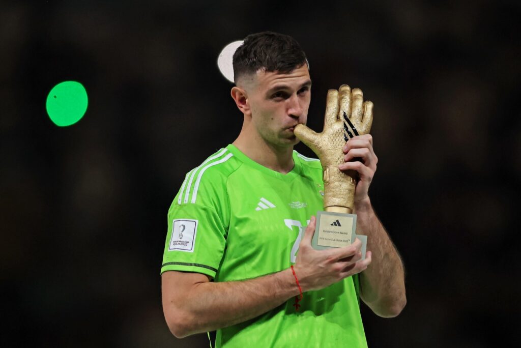 Emiliano Martínez beija o troféu da luva de ouro da Copa do Mundo de 2022, no Catar