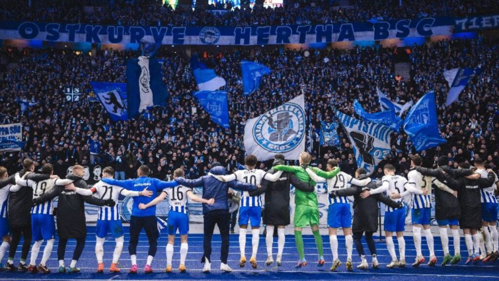 Time do Hertha Berlin comemora em frente à sua torcida, no estádio