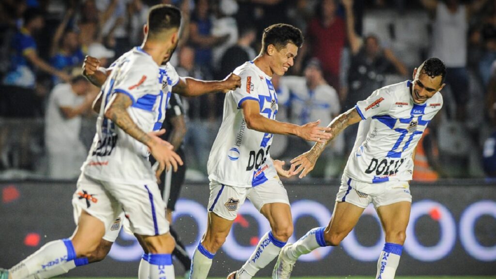 Água Santa vence Bragantino nos pênaltis e vai à final do Paulistão pela 1ª vez: jogadores comemoram a classificação