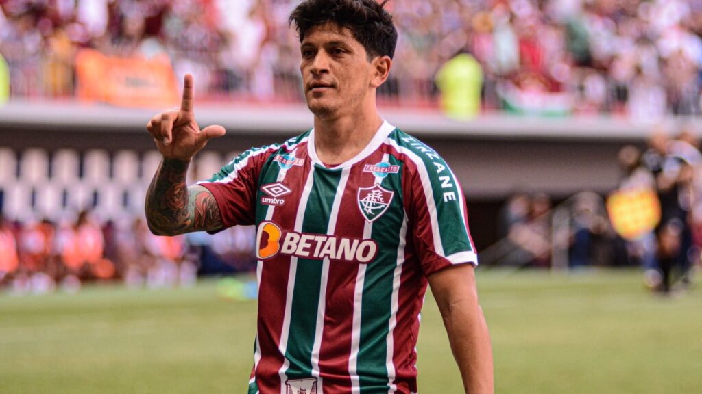 Fluminense goleia o Bangu e segue na cola pela liderança do Carioca - German Cano, atacante do Fluminense, comemora o gol fazendo um "L" com a mão direita.