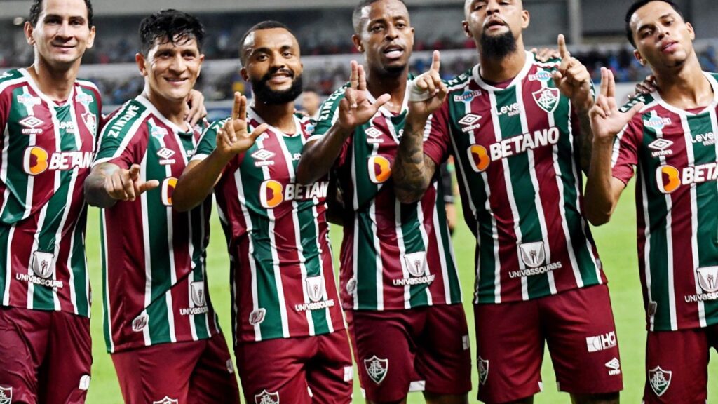 Fluminense bate o Paysandu fora de casa e vai às oitavas da Copa do Brasil - Jogadores do Fluminense, um ao lado do outro, posam para foto comemorando o gol marcado por Keno, com vários deles fazendo um "L" com a mão