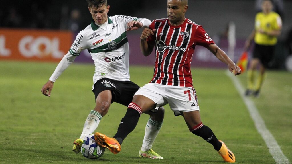 Coritiba e São Paulo empatam pela 3ª rodada do Brasileirão - Natanael (esquerda), do Coritiba, em disputa de bola com Alisson (direita), do São Paulo.