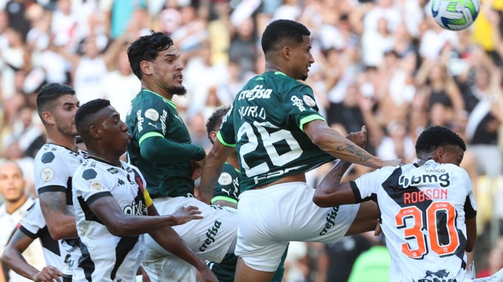 Palmeiras e Vasco empatam: Murilo, do Palmeiras, cabeceia em meio ao jogadores do Vasco da Gama no Maracanã