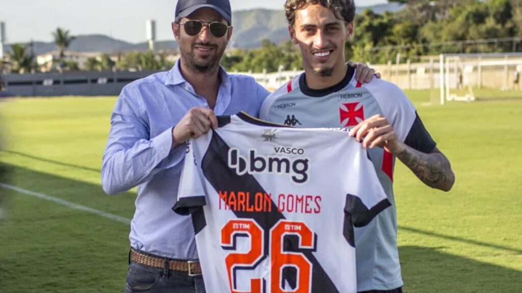 Vasco renova com Marlon Gomes: Josh Wander e Marlon Gomes seguram camisa do meia com o número 26 no Vasco da Gama