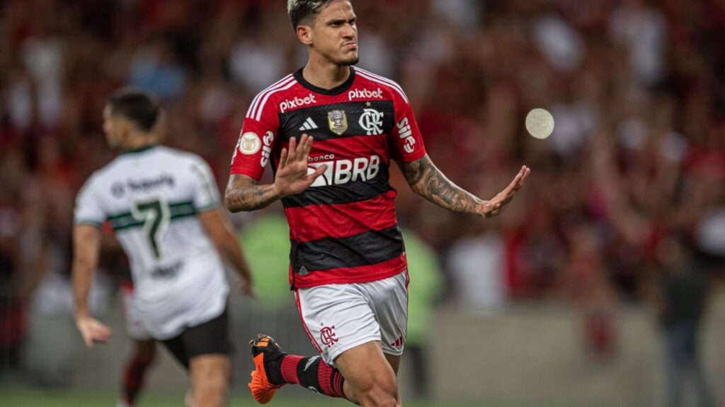 Pedro desfalca o Flamengo: Com as duas mãos abertas, atacante Pedro, do Flamengo, comemora gol