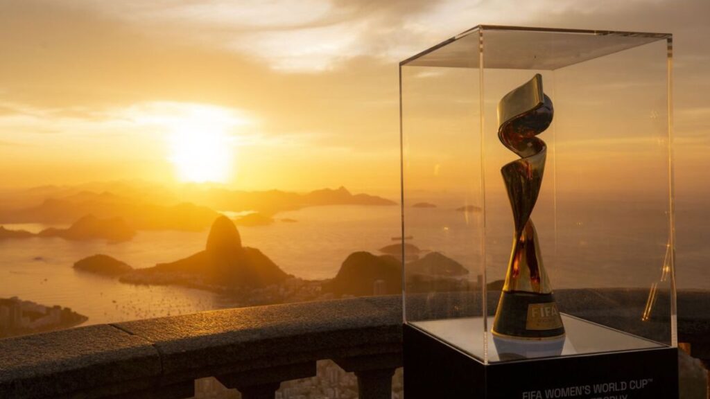 Sede da Copa 2027: Taça da Copa do Mundo de Futebol Feminino em exposição no Rio de Janeiro