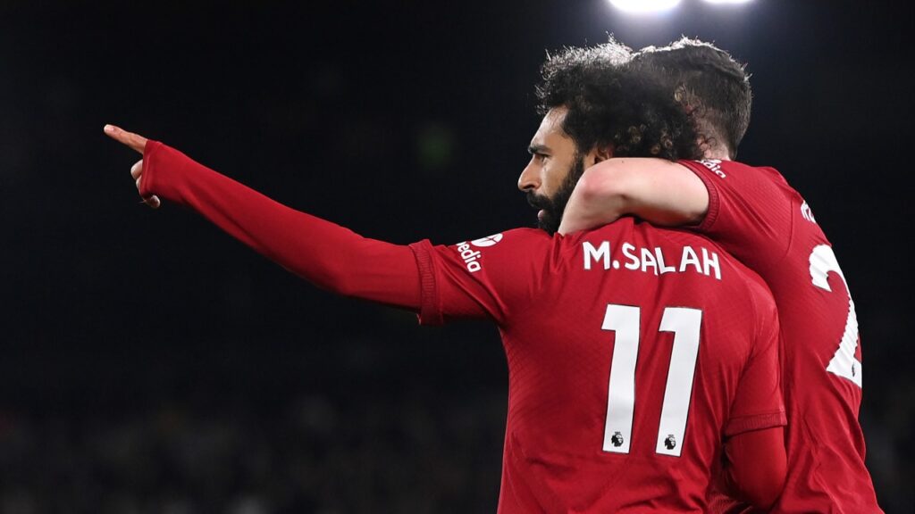 Liverpool goleia o Leeds e volta a vencer na Premier League - Salah comemora gol marcado pelo Liverpool abraçado com Robertson, enquanto aponta para outro companheiro de equipe