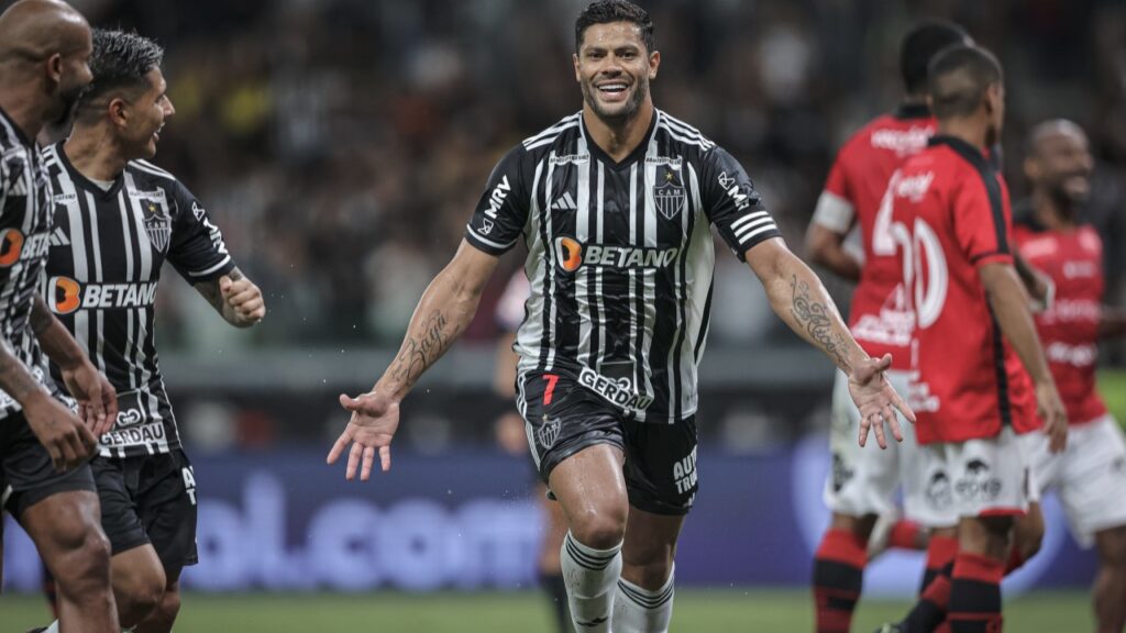 Atlético-MG vence o Brasil-RS de virada e larga bem na 3ª fase da Copa do Brasil - Hulk marca gol de pênalti e sai correndo para comemorar, enquanto os colegas de time o seguem e os jogadores do Brasil-RS lamentam ao fundo