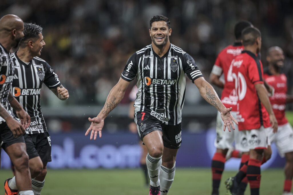 Atlético-MG vence o Brasil-RS de virada e larga bem na 3ª fase da Copa do Brasil - Hulk marca gol de pênalti e sai correndo para comemorar, enquanto os colegas de time o seguem e os jogadores do Brasil-RS lamentam ao fundo