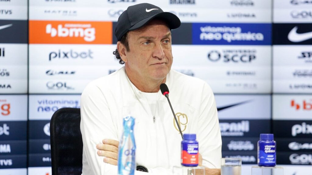 Cuca, enquanto era treinador do Corinthians, prestando entrevista coletiva no clube paulista