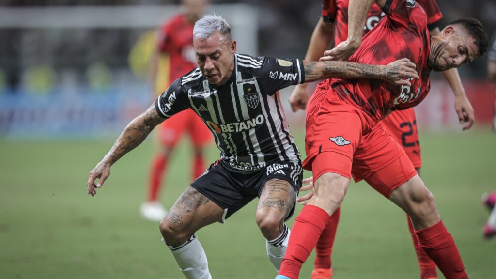 Sem Hulk, Atlético-MG perde do Libertad em pleno Mineirão na Libertadores 2023 - Vargas, do Atlético-MG, perde a bola em disputa com o defensor do Libertad