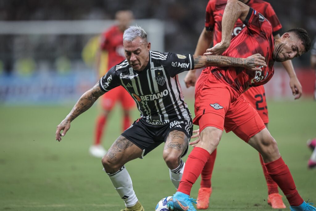 Sem Hulk, Atlético-MG perde do Libertad em pleno Mineirão na Libertadores 2023 - Vargas, do Atlético-MG, perde a bola em disputa com o defensor do Libertad