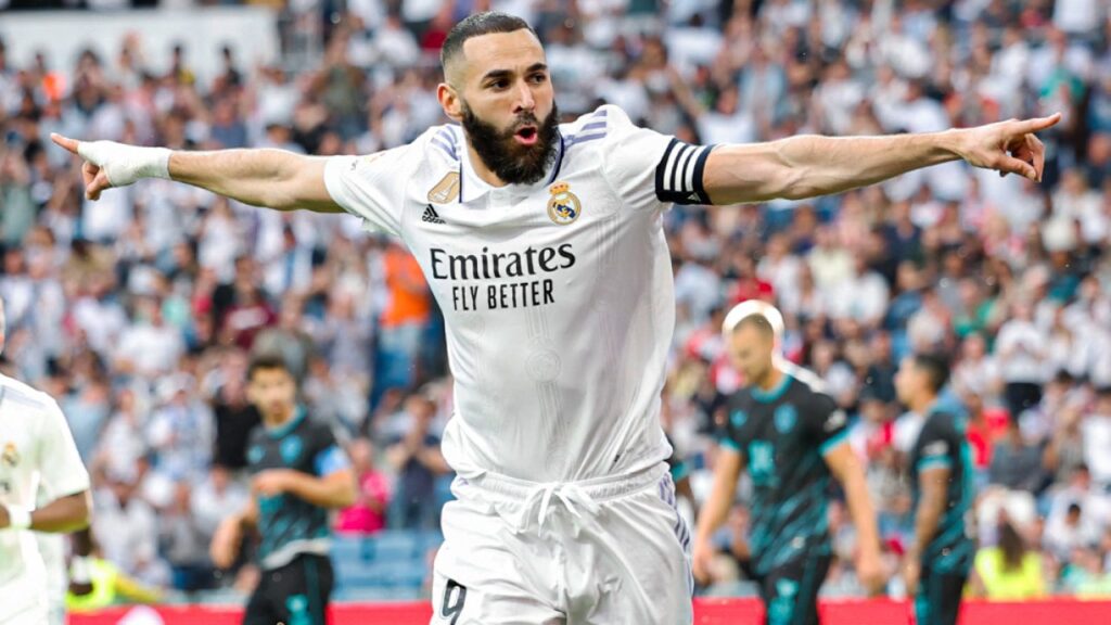 La Liga: Real Madrid vence o Almería em casa e Barcelona goleia o Bétis - Benzema corre com os braços abertos em comemoração a um gol que marcou pelo Real Madrid, contra o Almería, pelo Campeonato Espanhol