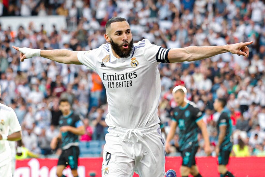 La Liga: Real Madrid vence o Almería em casa e Barcelona goleia o Bétis - Benzema corre com os braços abertos em comemoração a um gol que marcou pelo Real Madrid, contra o Almería, pelo Campeonato Espanhol