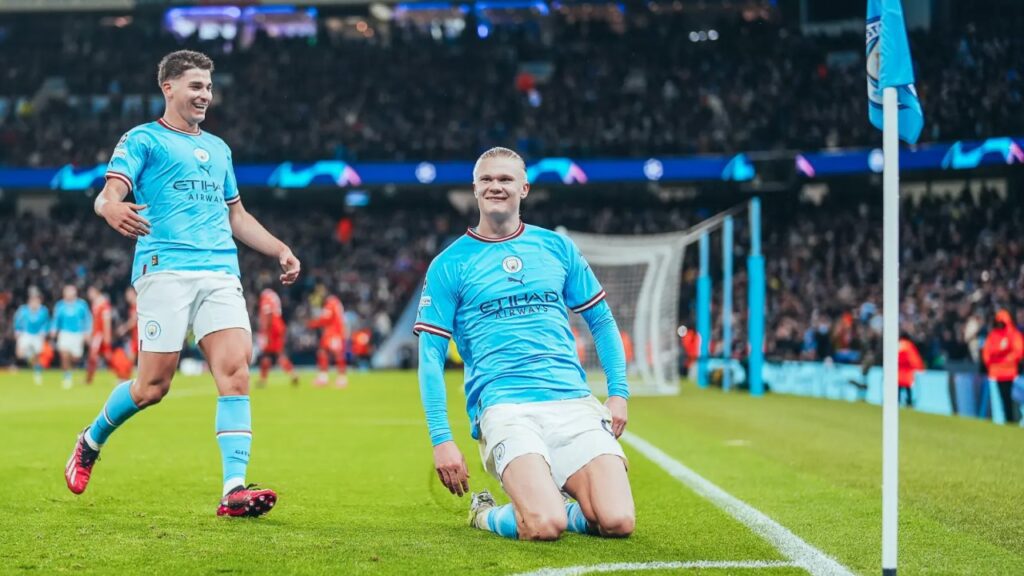 City vence o Bayern e encaminha vaga nas semifinais da Champions League - Haaland comemora gol deslizando de joelhos no gramado em direção à bandeirinha de escanteio, enquanto Julián Álvarez o acompanha atrás