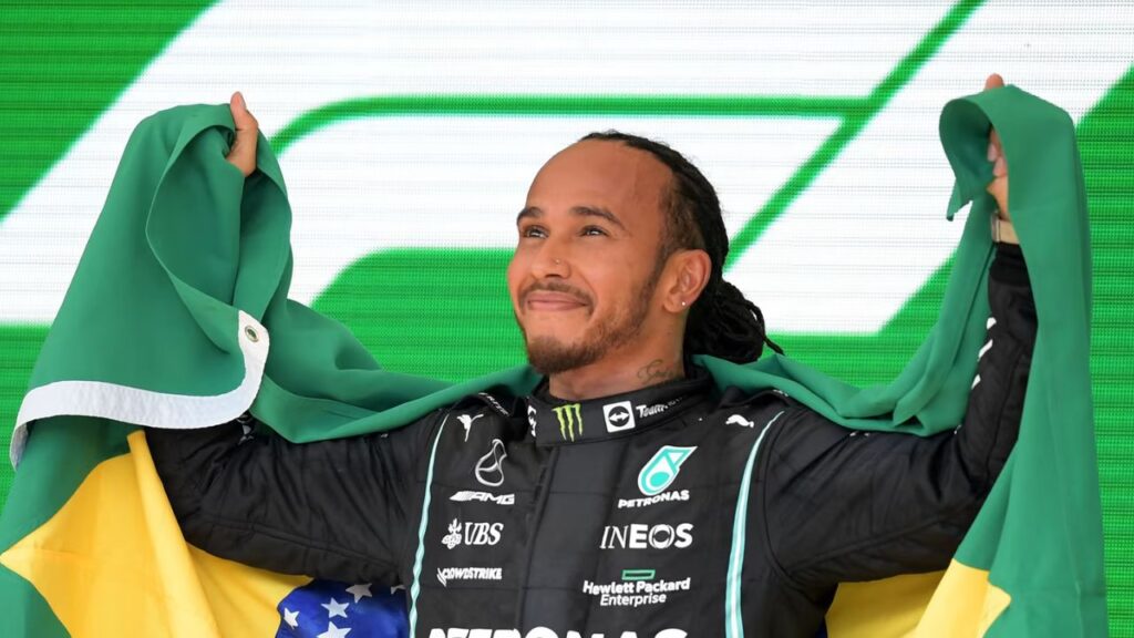 Ayrton Senna é o Patrono do Esporte Brasileiro: Piloto britânico Lewis Hamilton segurando bandeira do Brasil no pódio do GP de São Paulo 2021 na F1