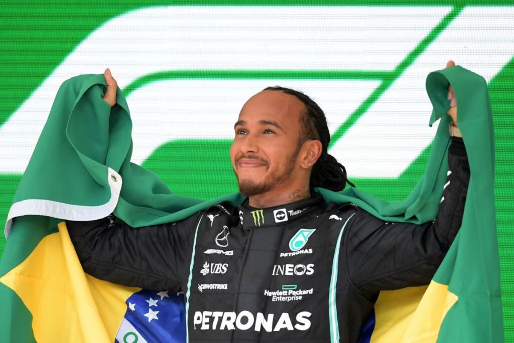 Ayrton Senna é o Patrono do Esporte Brasileiro: Piloto britânico Lewis Hamilton segurando bandeira do Brasil no pódio do GP de São Paulo 2021 na F1