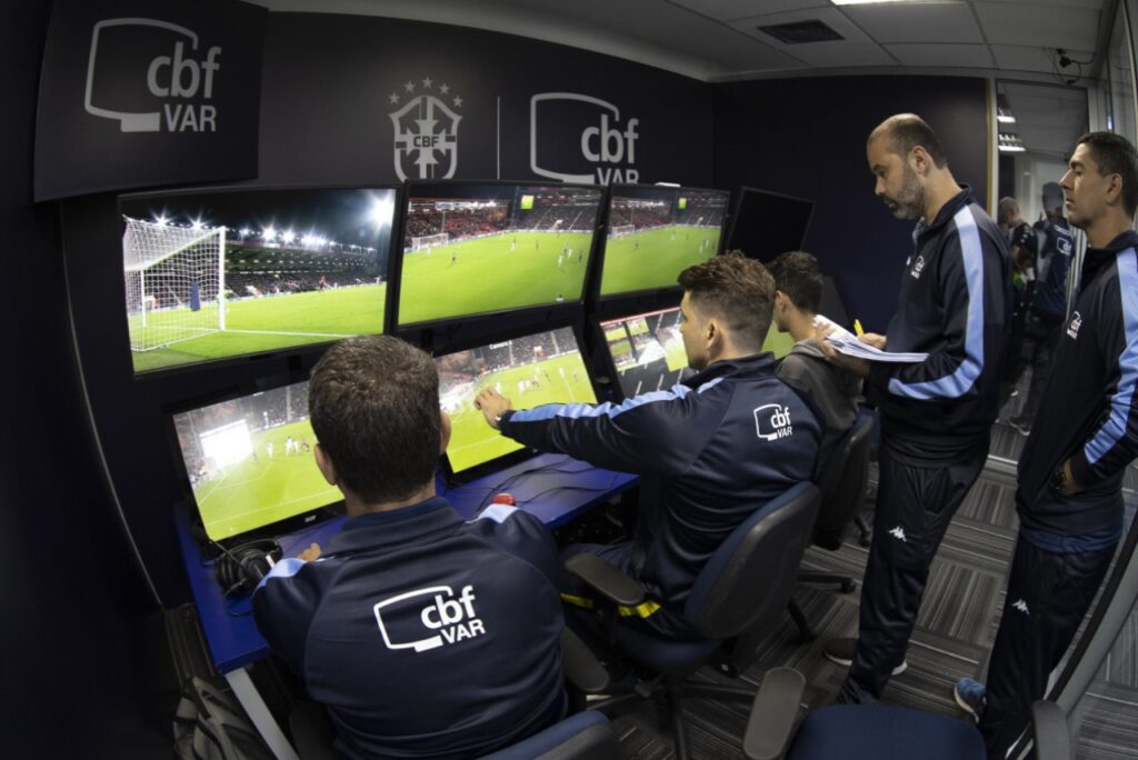 VAR no Brasileirão passará por mudanças, diz CBF; confira - Árbitros de vídeo em treinamento dado pela CBF