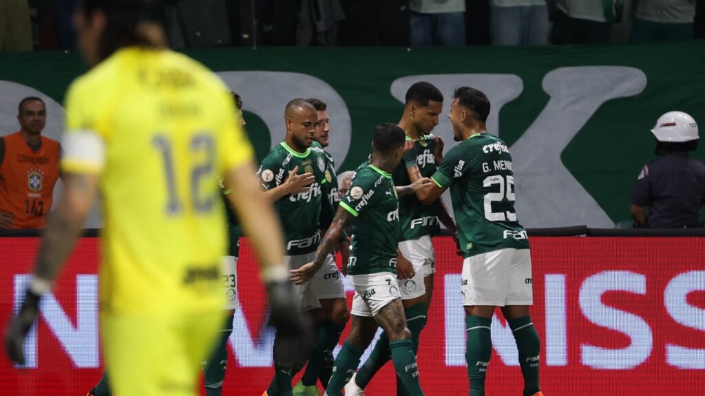 Palmeiras vence o Corinthians e assume vice-liderança do Brasileirão - Murilo, do Palmeiras é cercado pelos seus companheiros na comemoração do 1º gol contra o Corinthians, enquanto que Cássio aparece desfocado, em 1º plano, cabisbaixo após o gol sofrido
