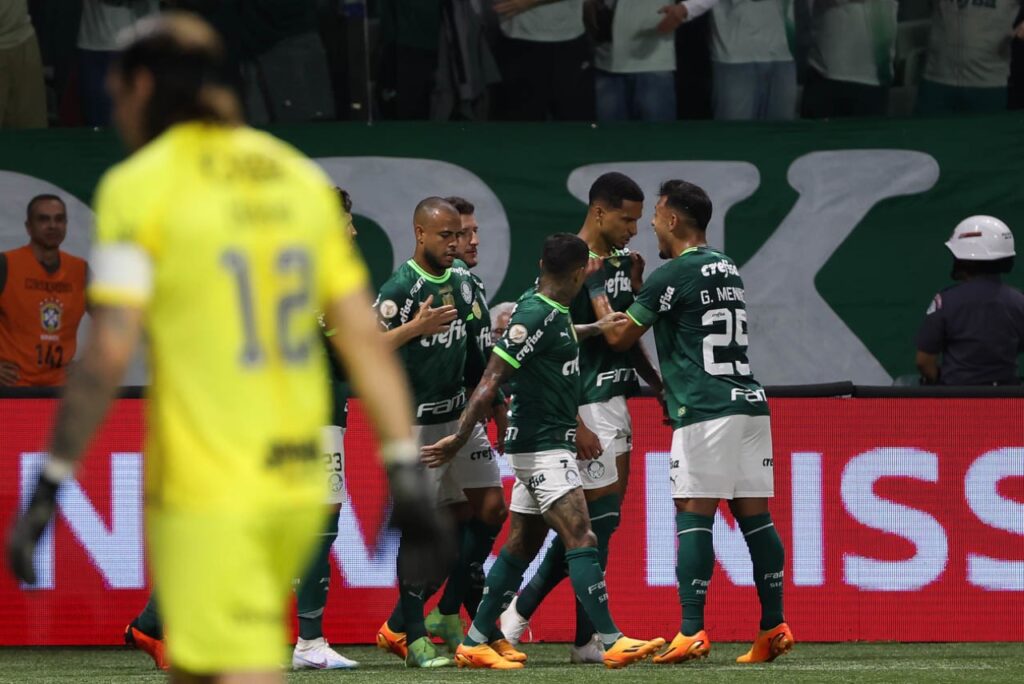 Palmeiras vence o Corinthians e assume vice-liderança do Brasileirão - Murilo, do Palmeiras é cercado pelos seus companheiros na comemoração do 1º gol contra o Corinthians, enquanto que Cássio aparece desfocado, em 1º plano, cabisbaixo após o gol sofrido