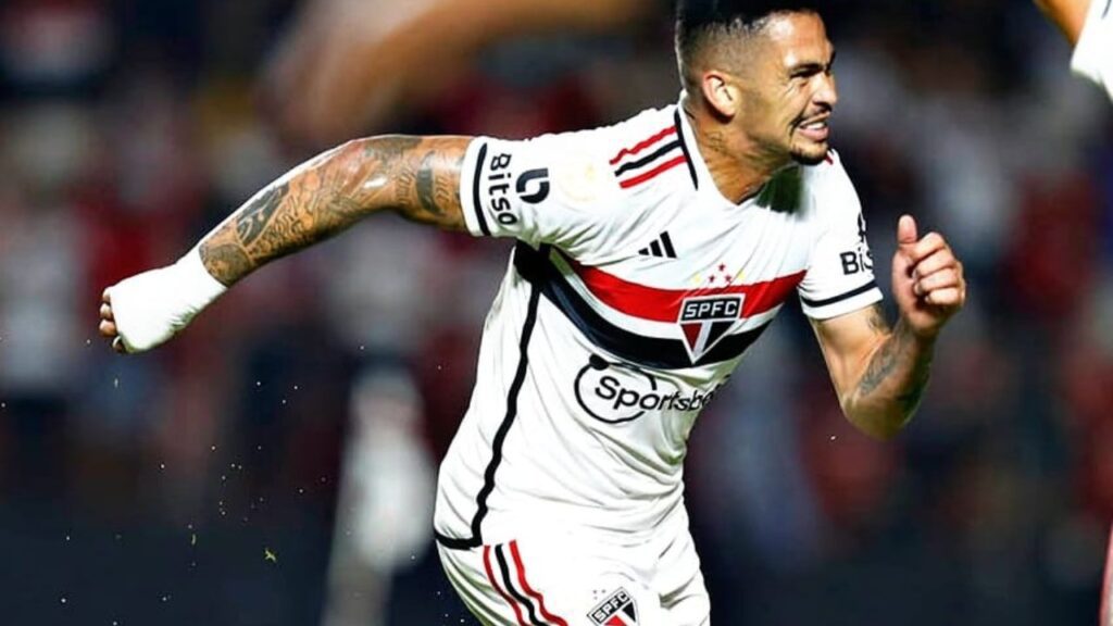 São Paulo goleia o América: Atacante Luciano, do São Paulo, comemora gol contra o América-MG