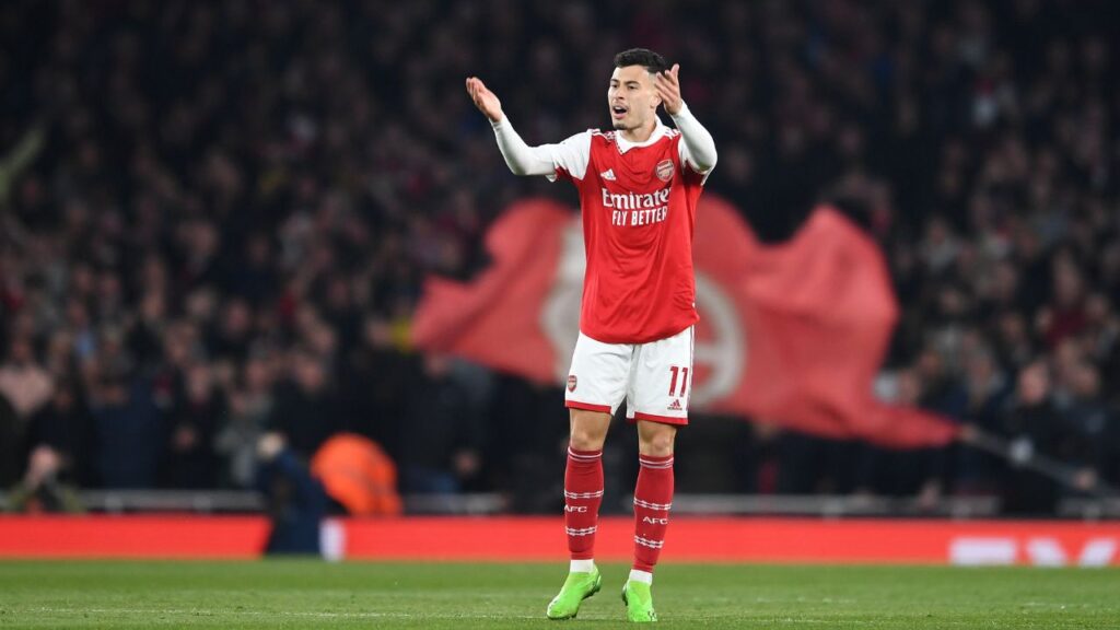 Arsenal empata de novo: Atacante Gabriel Martinelli gesticula em jogo do Arsenal contra o Southampton