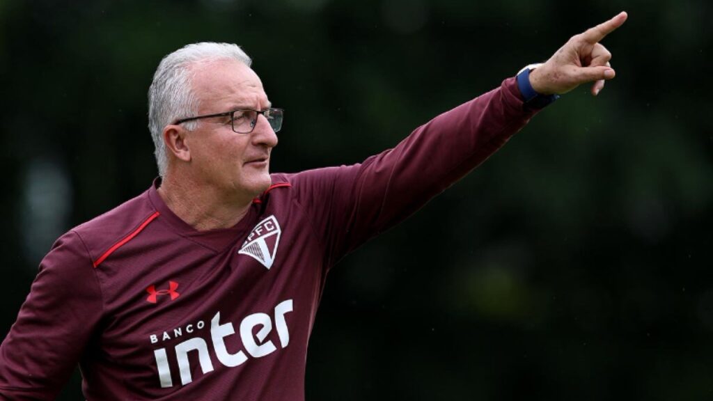 Dorival Júnior no São Paulo? Técnico é plano A da diretoria após demissão de Ceni - Dorival Júnior gesticula em treino do Sâo Paulo, em 2018