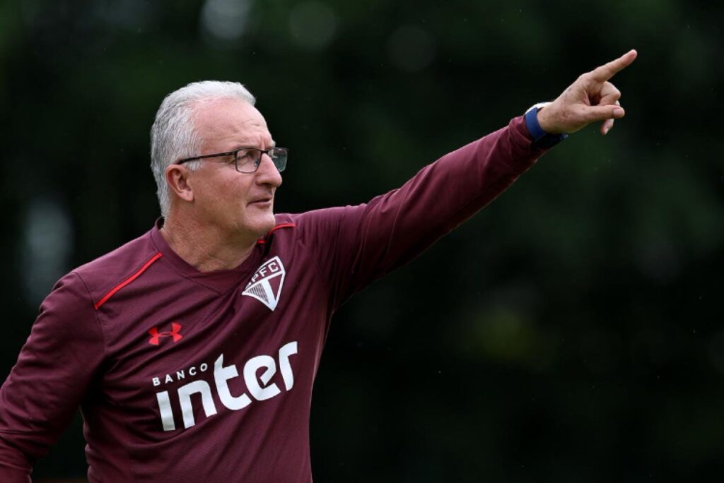 Dorival Júnior no São Paulo? Técnico é plano A da diretoria após demissão de Ceni - Dorival Júnior gesticula em treino do Sâo Paulo, em 2018