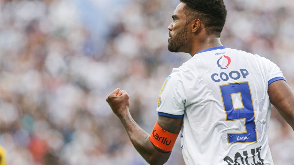 Bruno Mezenga é o artilheiro: Atacante Bruno Mezenga, de costas, comemora gol do Água Santa contra o Palmeiras no Paulistão