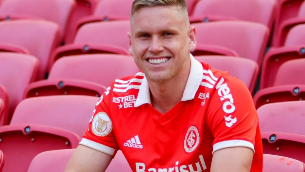 Inter coloca preço por Alemão: Atacante Alexandre Alemão, do Internacional, posa nas arquibancadas do Beira-Rio