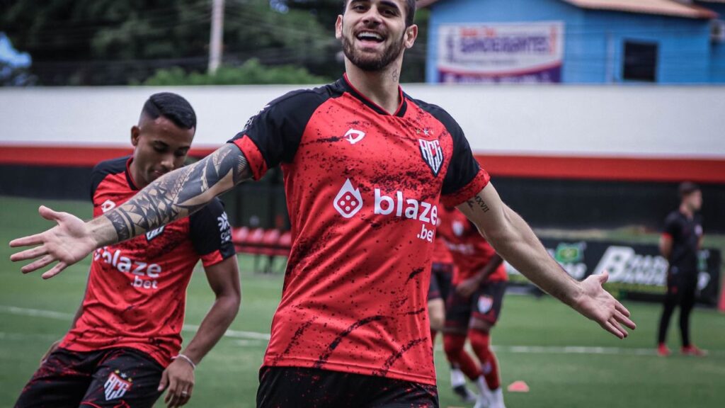 Vizeu sai do Atlético-GO: Atacante Felipe Vizeu comemora gol pelo Atlético-GO
