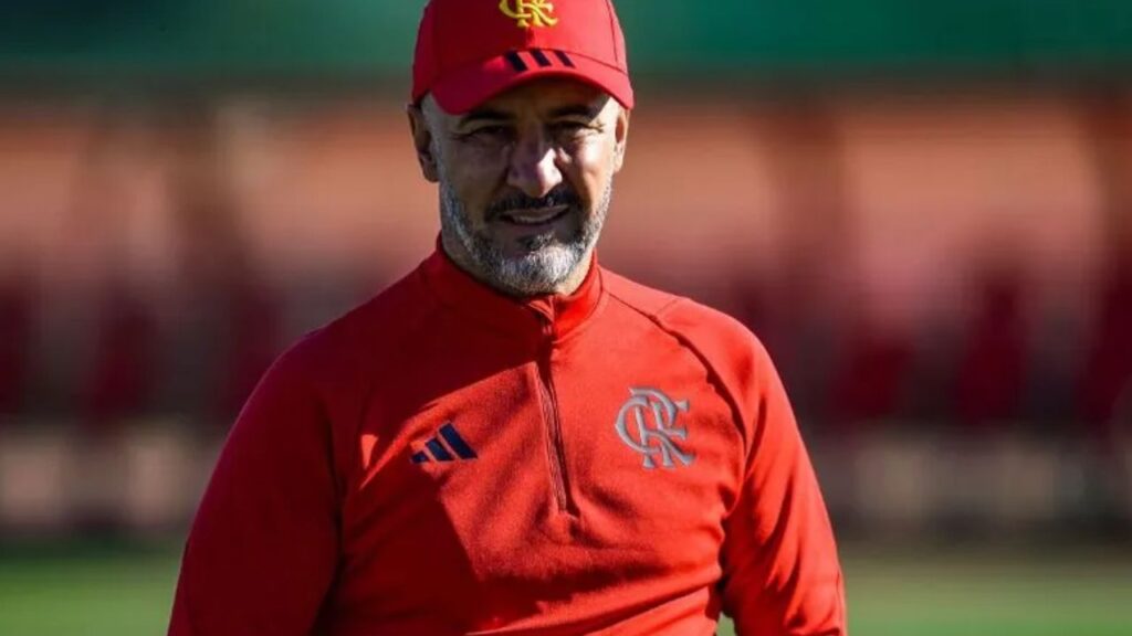 Flamengo demite Vítor Pereira: treinador português aparece com uniforme e boné do clube no centro de treinamentos