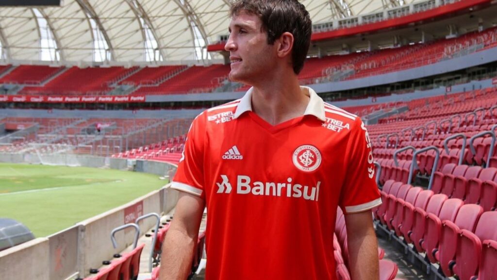 Inter rescinde com Mário Fernandes: Lateral-direito Mário Fernandes posa com camisa do Internacional na arquibancada do Beira-Rio
