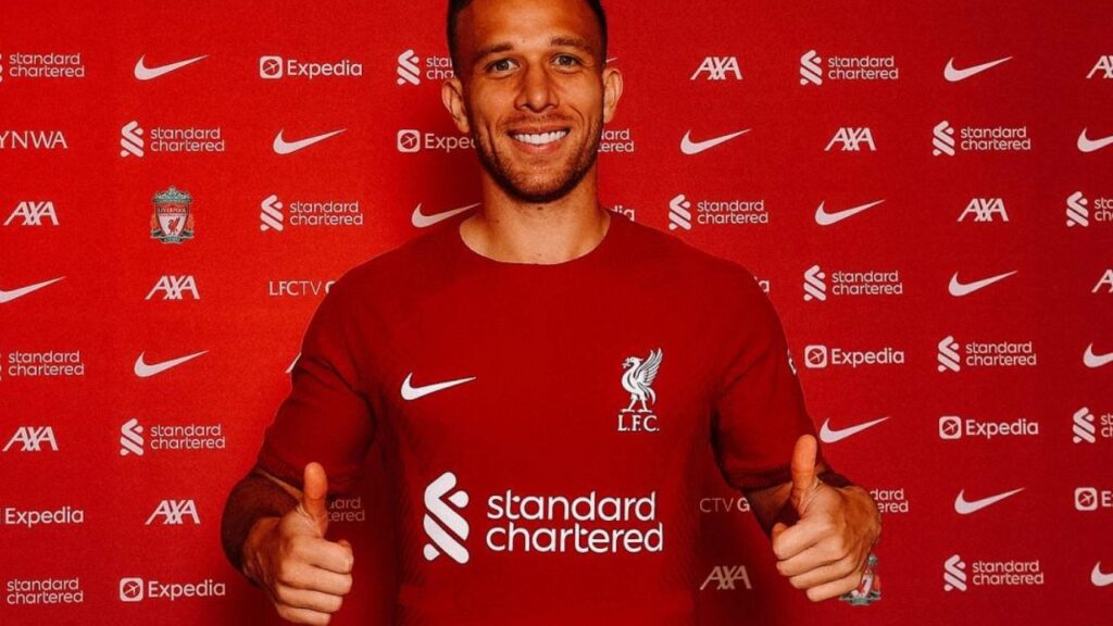 Arthur pode ir ao Fluminense: Volante Arthur posa como reforço do Liverpool