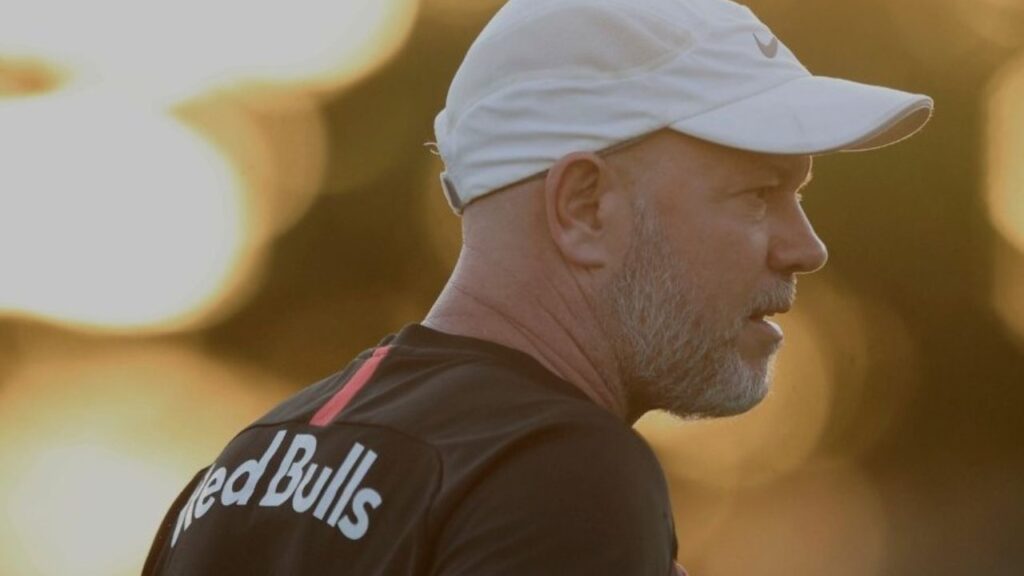 Coritiba contrata Zago: Em 1º plano, de boné, treinador Antônio Carlos Zago, do Bragantino, em 2019