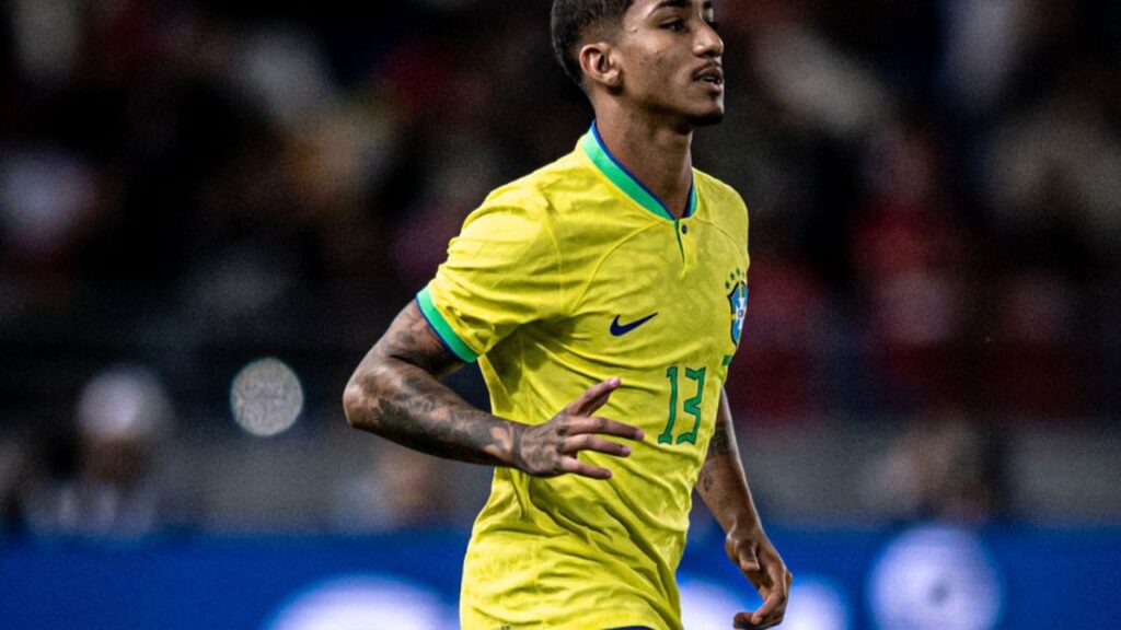 América vende Arthur: Lateral direito Arthur em jogo de estreia na Seleção Brasileira, contra Marrocos