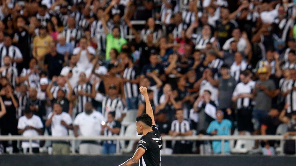 Botafogo goleia Universidad César Vallejo e um dos gols é marcado por Tiquinho Soares em partida pela Copa Sul-Americana 2023 no estádio Nilton Santos