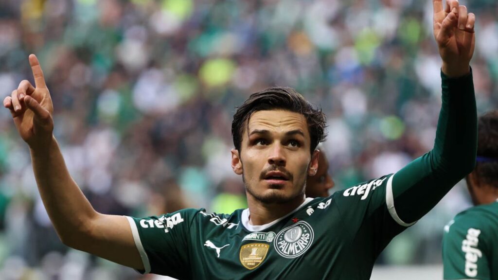 Veiga pode sair do Palmeiras: Atacante Raphael Veiga, com braços erguidos, comemora gol do Palmeiras em 2022