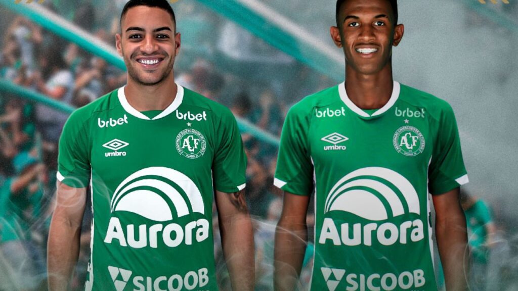 Chapecoense contrata Felipe Ferreira e Douglas Borel: Arte com Felipe Ferreira e Douglas Borel lado a lado em anúncio da Chapecoense