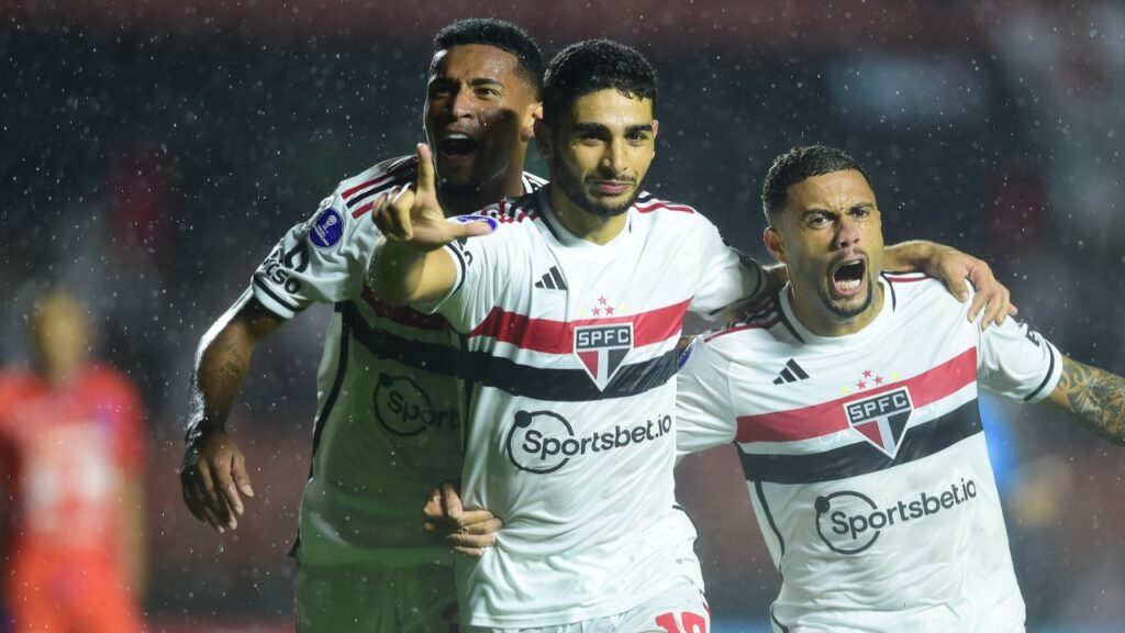São Paulo vence o Porto Cabello e lidera Grupo D da Sul-Americana - Michel Araújo (centro), do São Paulo, comemora o gol da vitória do Tricolor em cima do Porto Cabello ao lado de Marcos Paulo (esquerda) e Wellington Rato (direita)