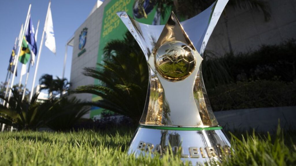 Brasileirão Série A 2023: Saiba mais detalhes neste mini-guia sobre o Campeonato - Taça do Brasileirão da Série A, em gramado com a sede da CBF ao fundo da imagem