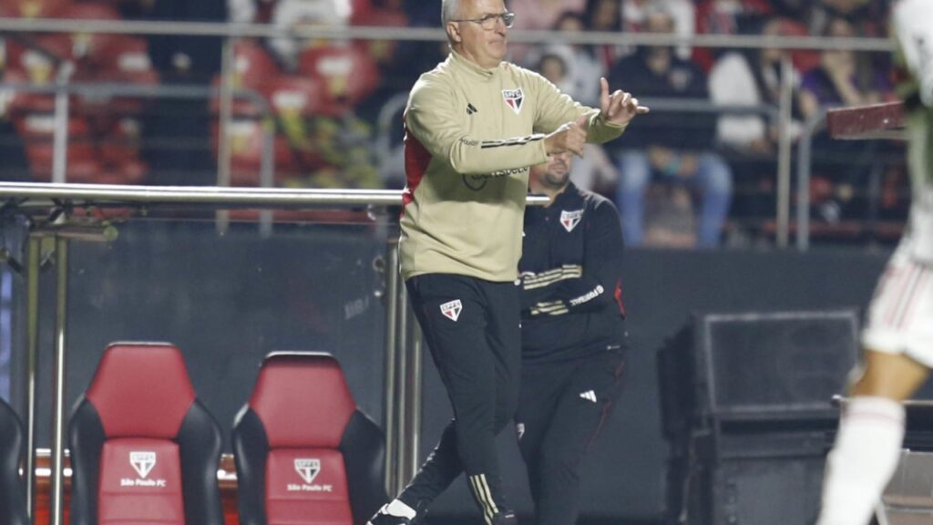 São Paulo terá mudanças contra o Ituano na escalação pela Copa do Brasil - Dorival Júnior, no banco de reservas do São Paulo, gesticula dando orientações aos atletas em campo